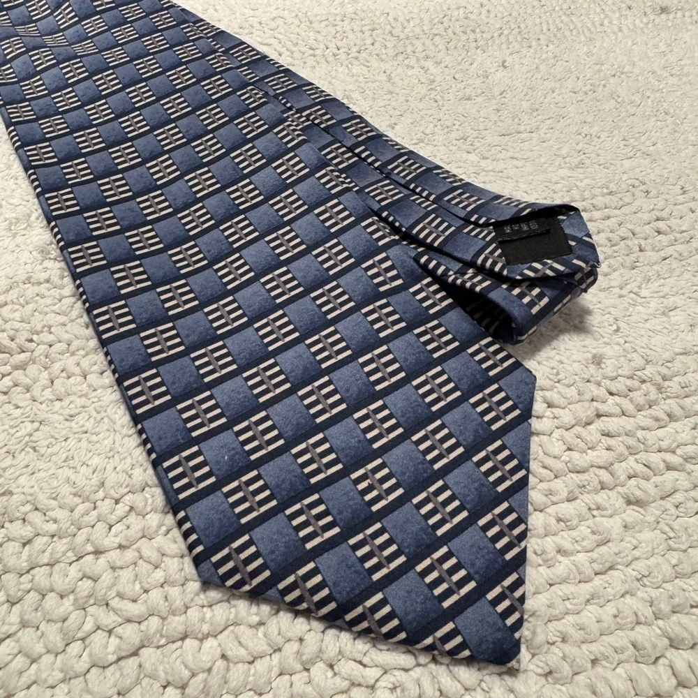Geoffrey Beene Tie Blue Geometric 100% Silk Professional Business Old Money